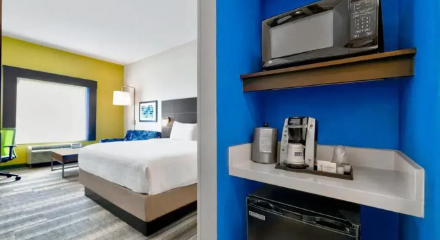 Люкс Holiday Inn Express Hotel & Suites Kansas City - Grandview by IHG