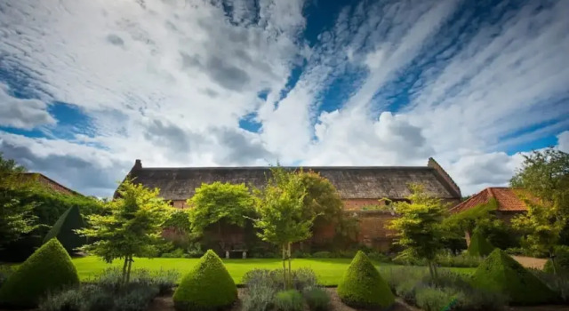 Коттедж Lavish Tudor Hall Gardens - Sleeps 14