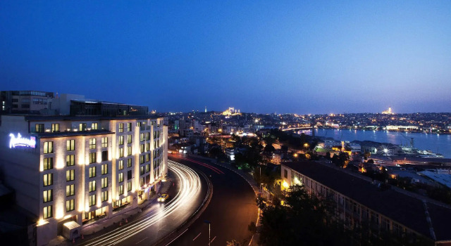 Двухместный Люкс с террасой с видом на залив Золотой Рог Radisson Blu Hotel Istanbul Pera