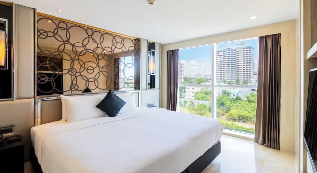 Двухместный полулюкс с балконом и с видом на город The Sanctuary Resort Pattaya, BW Signature Collection