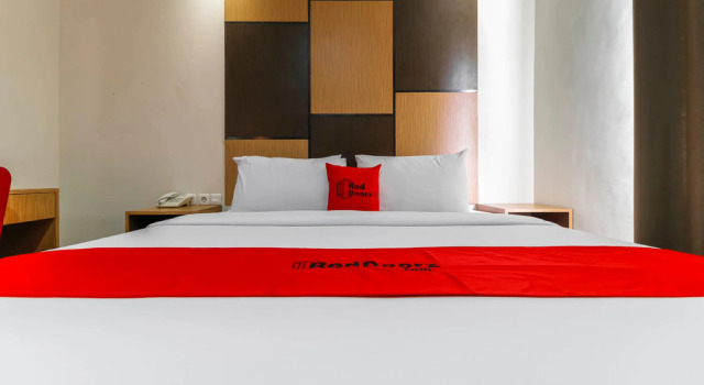 RedDoorz Plus near Pantai Losari
