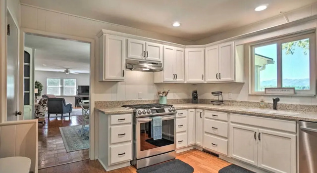 Коттедж Hayesville Lake Getaway w/ Balcony & Mtn Views!