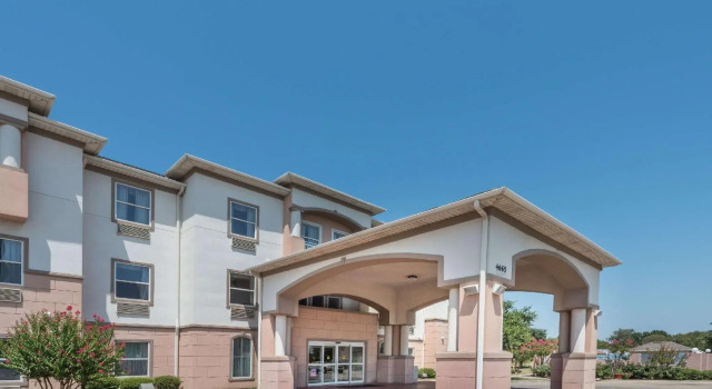 Кровать в общем номере Super 8 by Wyndham Fort Worth Stockyards
