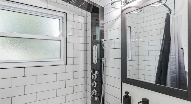 Коттедж с 2 комнатами Modern Luxury Amenities Near Woodfield Mall 2 Bedroom Home by RedAwning