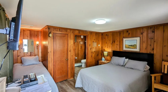 Трёхместный номер Standard Riverside Motel