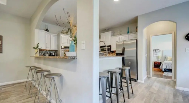 4BR 2 5BA Lake Travis Pool Hill Country Views Sleeps 14 by RedAwning, Забронировать Дом для отпуска Лейкуэй Greater Austin