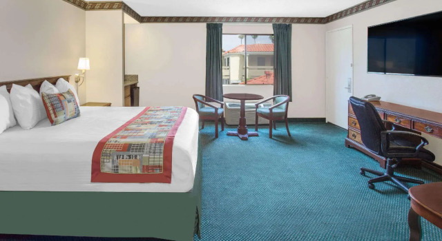 Двухместный люкс Travelodge by Wyndham Costa Mesa Newport Beach Hacienda
