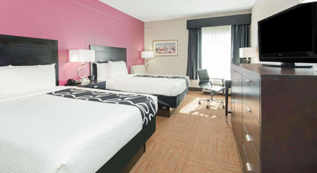 Четырёхместный номер Standard La Quinta Inn & Suites by Wyndham Winnie