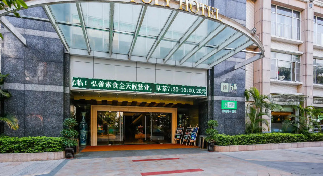 Кровать в общем номере Poly Hotel
