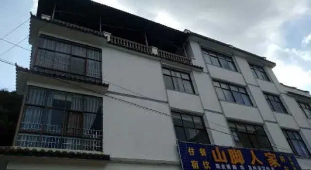 Luoping Mountain foot Renjia Station, Rezerwuj Hotel Hotele w Qujing z parkingiem, Parking