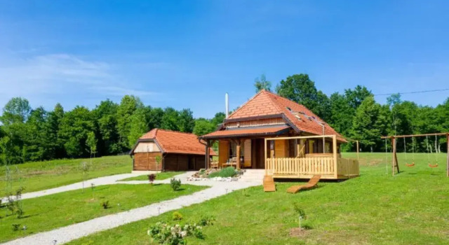 Chalet Markoci With Hot Tub, Book Chalet Villaer i Karlovac county, Villa
