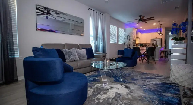 Brand New Modern Pet Friendly Zen Home W/ Private Home Theater & Hot Tub! 2 Bedroom Home by RedAwning, 预订 酒店 奥兰多 奥兰多迪士尼