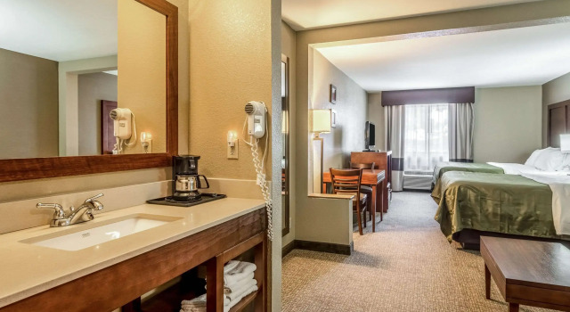 Четырёхместный люкс Quality Inn & Suites Salem near I-57