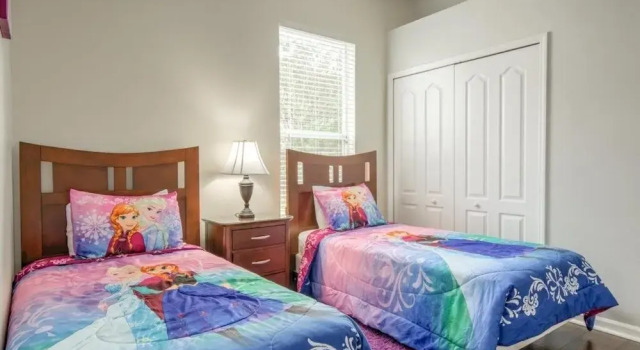 5 Star Surprise! No Rear Neighbors In Pool Area! Home