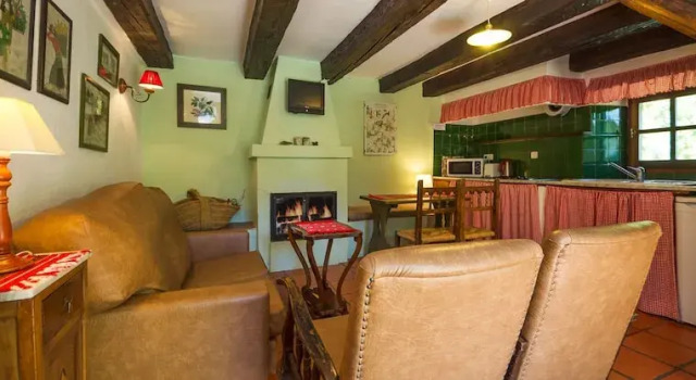Casas de Zapatierno, Book Hotel Hotels in Espierba with Parking, Parking