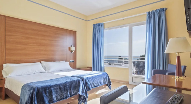 Четырёхместный номер Standard с балконом и с частичным видом на море Hotel Sant Jordi