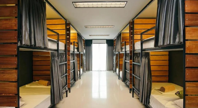 Кровать в общем номере KoHabitat Samui