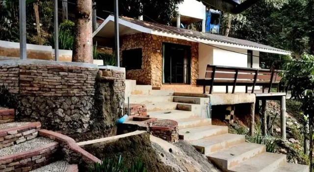 Четырёхместный номер Standard с балконом The Cascade - Mae Taeng Waterfall Bungalows