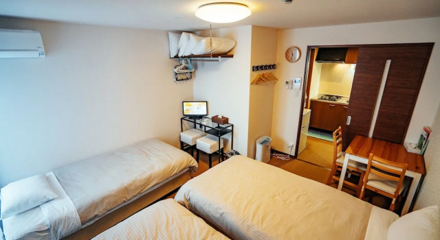 Четырёхместный номер Economy с балконом Bens Guesthouse Kyoto