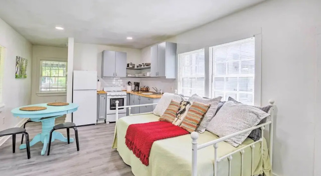 Апартаменты Quaint Leeds Studio w/ Yard ~ 18 Mi to Birmingham!
