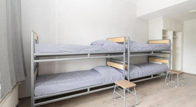 Кровать в общем номере Hotelli Rakuuna