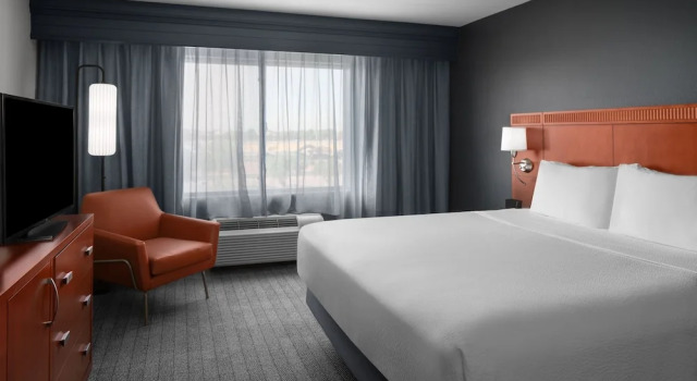 Люкс c 1 комнатой с балконом Courtyard by Marriott Phoenix West/Avondale