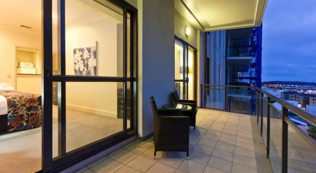 QV Air-conditioned Apartment with Carpark (904)