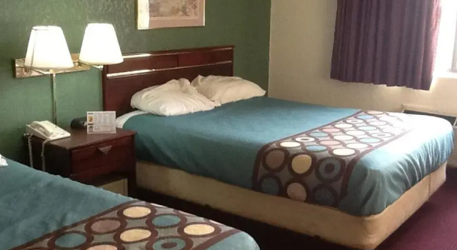 Deluxe Suite Super 8 by Wyndham Kennett