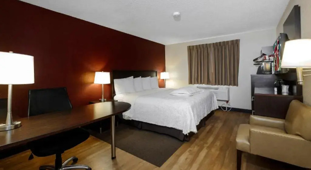 Номер Premium Red Roof Inn PLUS+ & Suites Malone
