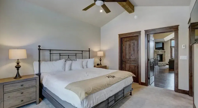 Luxury Home - Sleeps 10 - Fireplace & Mountain View 3 Bedroom Condo