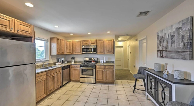 Коттедж Glen Cove Home: Walk to Boardwalk + Dining!