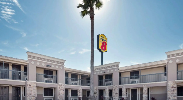 Четырёхместный номер Standard Super 8 by Wyndham McAllen-La Plaza Mall-Downtown