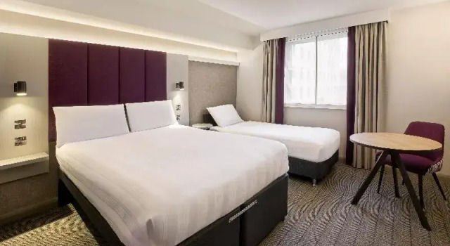Трёхместный номер Standard Premier Inn Cardiff West