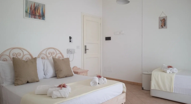 Трёхместный номер Standard с балконом и с видом на сад HOTIDAY Baja Sardinia Seaside