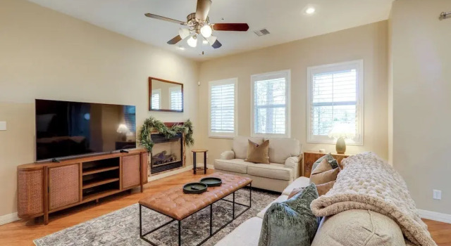 Апартаменты Tasteful Flagstaff Townhome w/ 2 Furnished Decks
