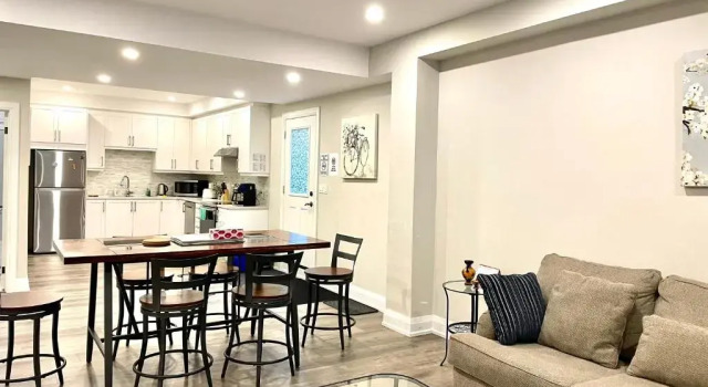 Апартаменты Charming, Comfortable Bsmt Apartment in Pickering