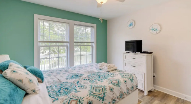 Коттедж Coastal Emerald Isle Retreat w/ Deck & Grill!