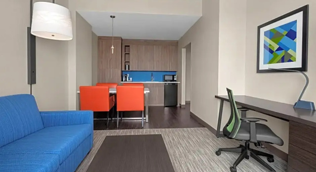 Четырёхместный люкс Holiday Inn Express & Suites Woodside LaGuardia Airport