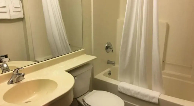 Двухместная студия Microtel Inn & Suites by Wyndham Rice Lake
