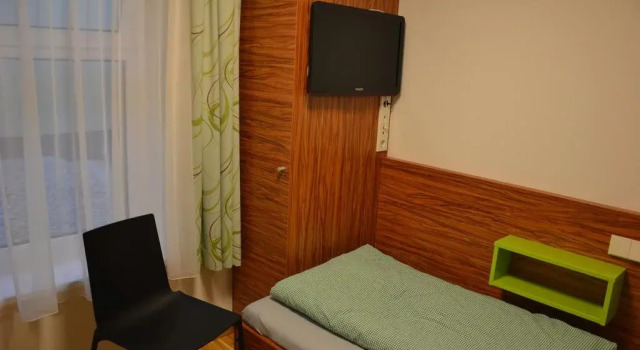 Karlingerhaus Hotel Hostel Home, Book Hostel  