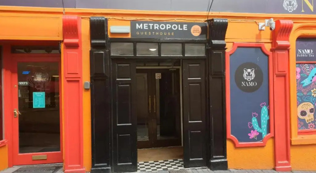Кровать в общем номере The Metropole