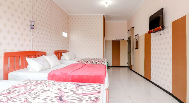 Camera quadrupla familiare Standard Hotel Bintang Mitra RedDoorz