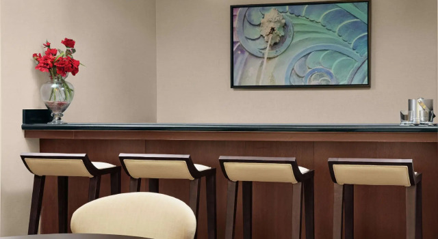 Номер Parlor DoubleTree by Hilton Hotel Miami Airport & Convention Center