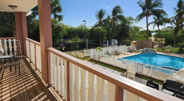 Люкс с видом на бассейн Combate Beach Resort