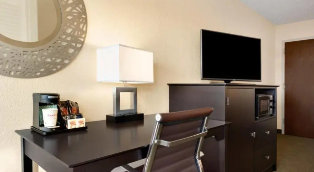 Четырёхместный номер Standard с видом на бассейн Ramada Plaza & Conference Center by Wyndham Gillette