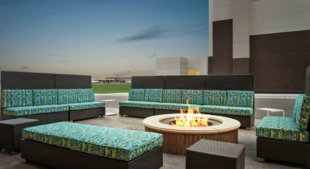 Home2 Suites by Hilton Brooklyn Park Minneapolis, Varaa Hotelli Hotellit Minnesota pysäköinnillä, Pysäköinti
