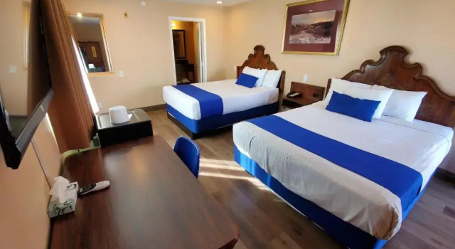 Четырёхместный номер Deluxe Colony Inn - North Hollywood - Hotel Near Universal Studios