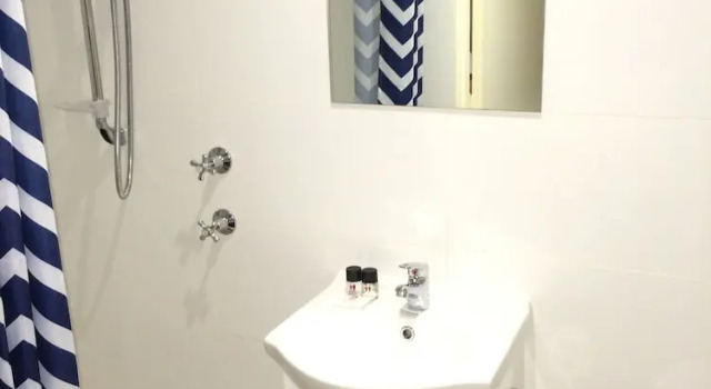 Кровать в общем номере (женский номер) Sydney Student Living - Hostel