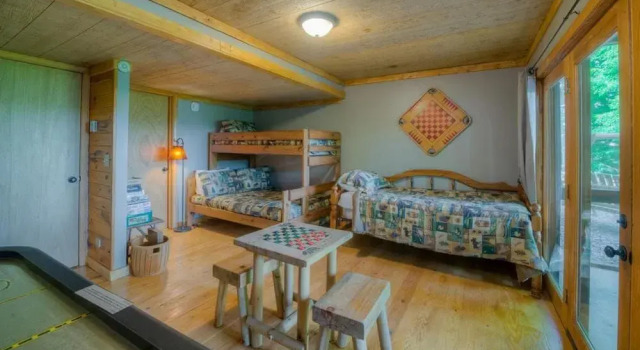 Blue Chase Lodge by Escape to Blue Ridge, Book Hotel Hoteller i Necowa Cove med parkering, Parkering