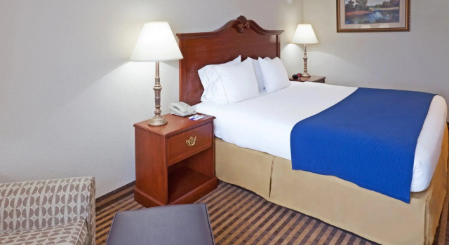 Номер Standard Holiday Inn Express & Suites Waxahachie by IHG
